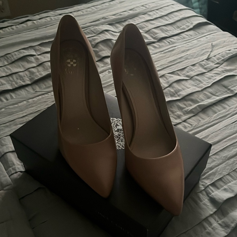 Vintage Vince Camuto nude stiletto heels